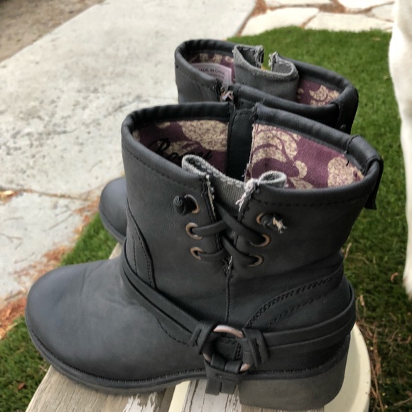 Cute Roxy Ankle Boots with fun detail! - Picture 3 of 6